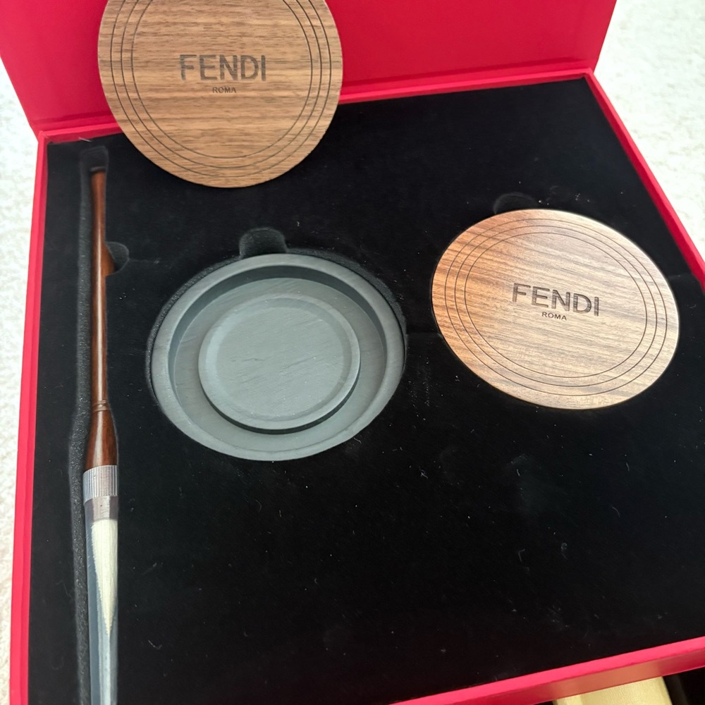 Fendi VIP Red Calligraphy Gift Set - Picture 4 of 9